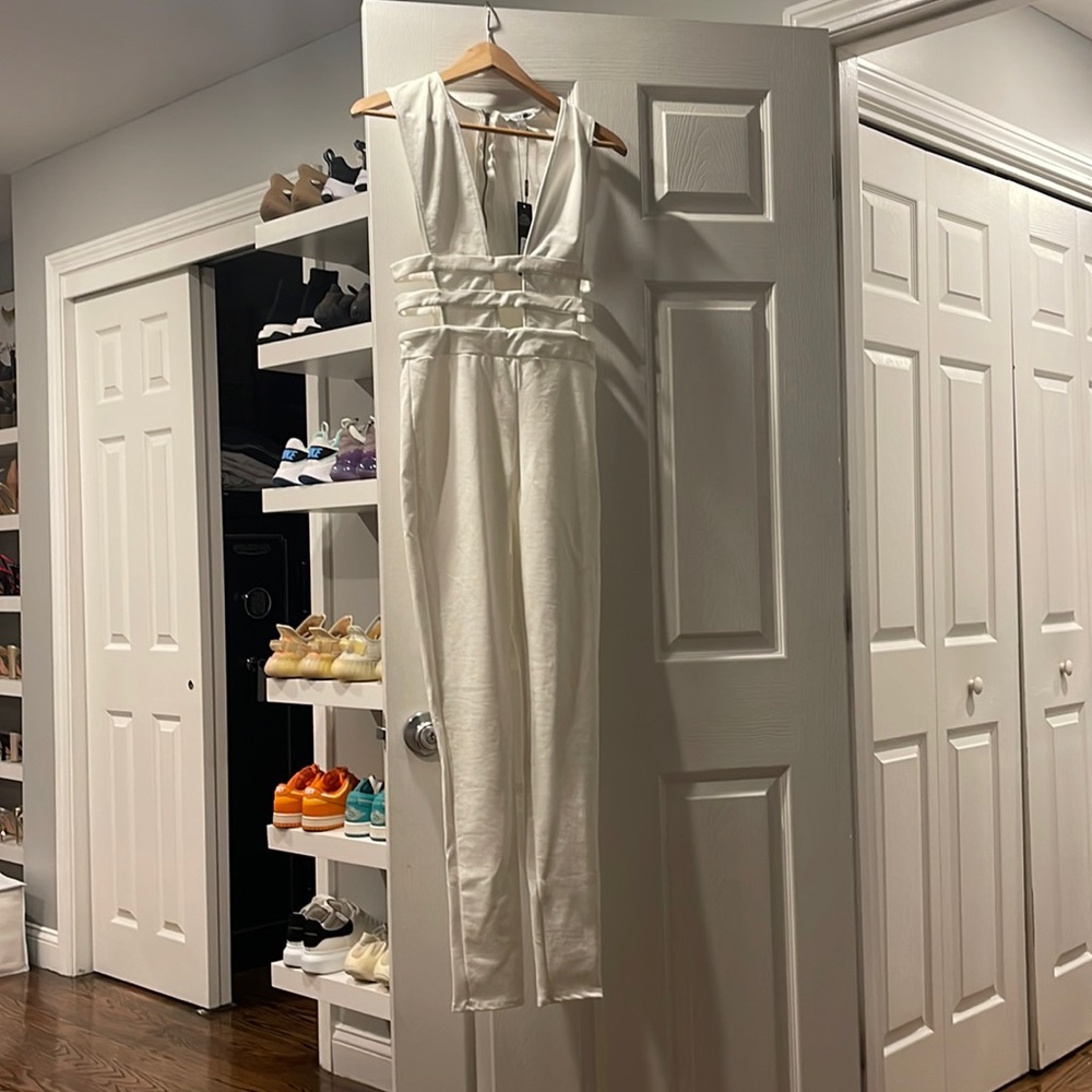 Whit jump suit